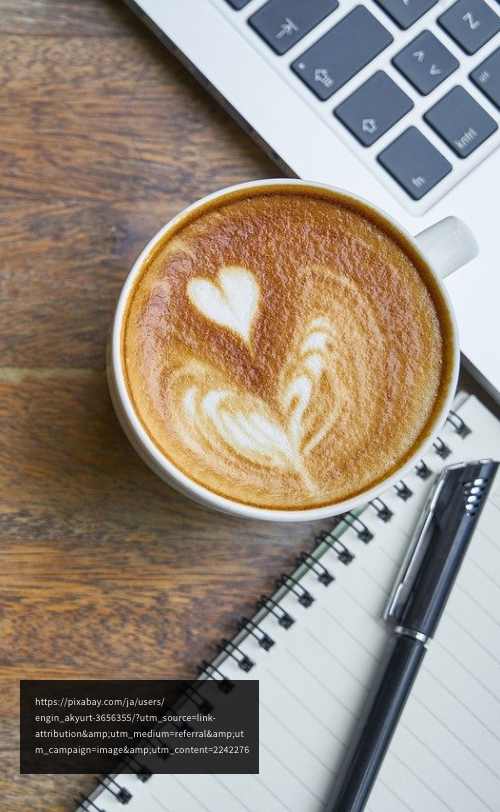 パソコンとカフェオレの写真