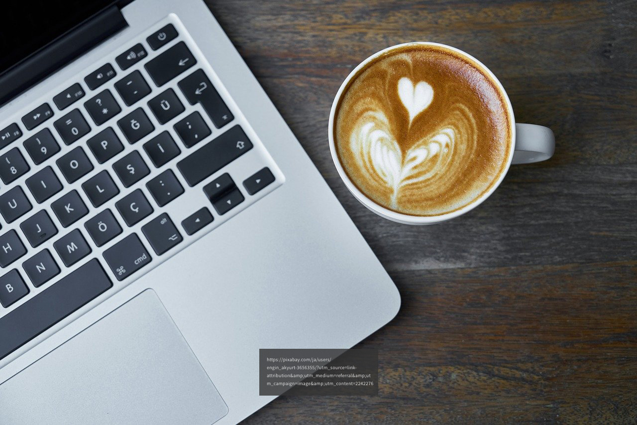パソコンとカフェオレの写真